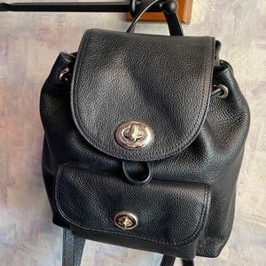 🌹 Coach Mini Billie Turnlock Backpack - Black